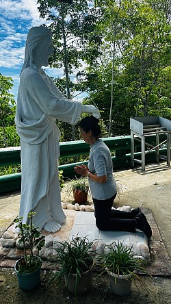 Jesus blessing statue